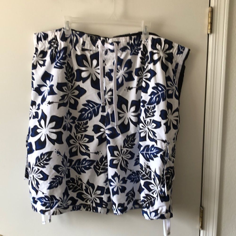 Roundtree & Yorke Board Shorts Size 3X GUC White/blue/black